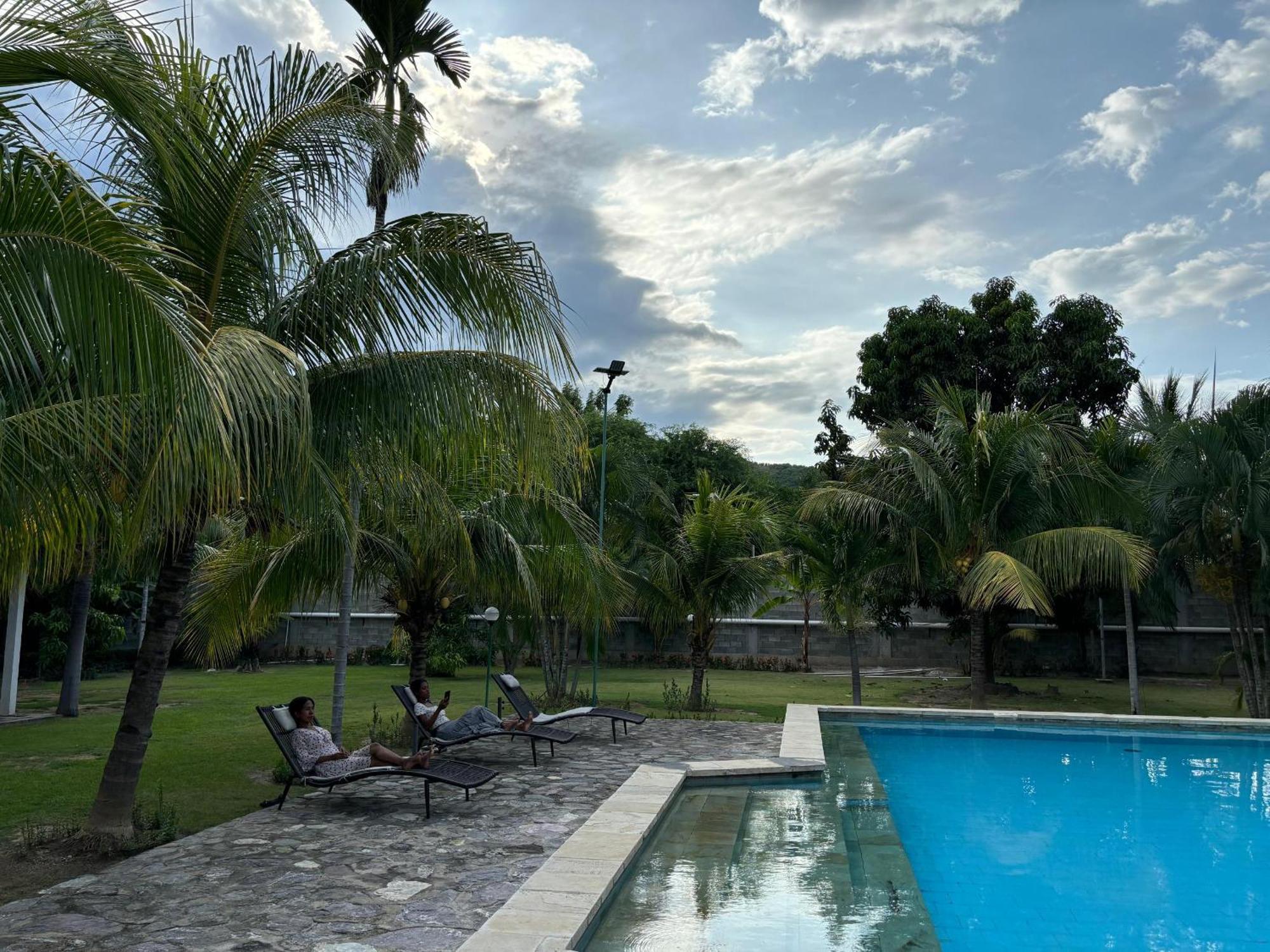 Palm Malinamoc Hotel Dili Buitenkant foto