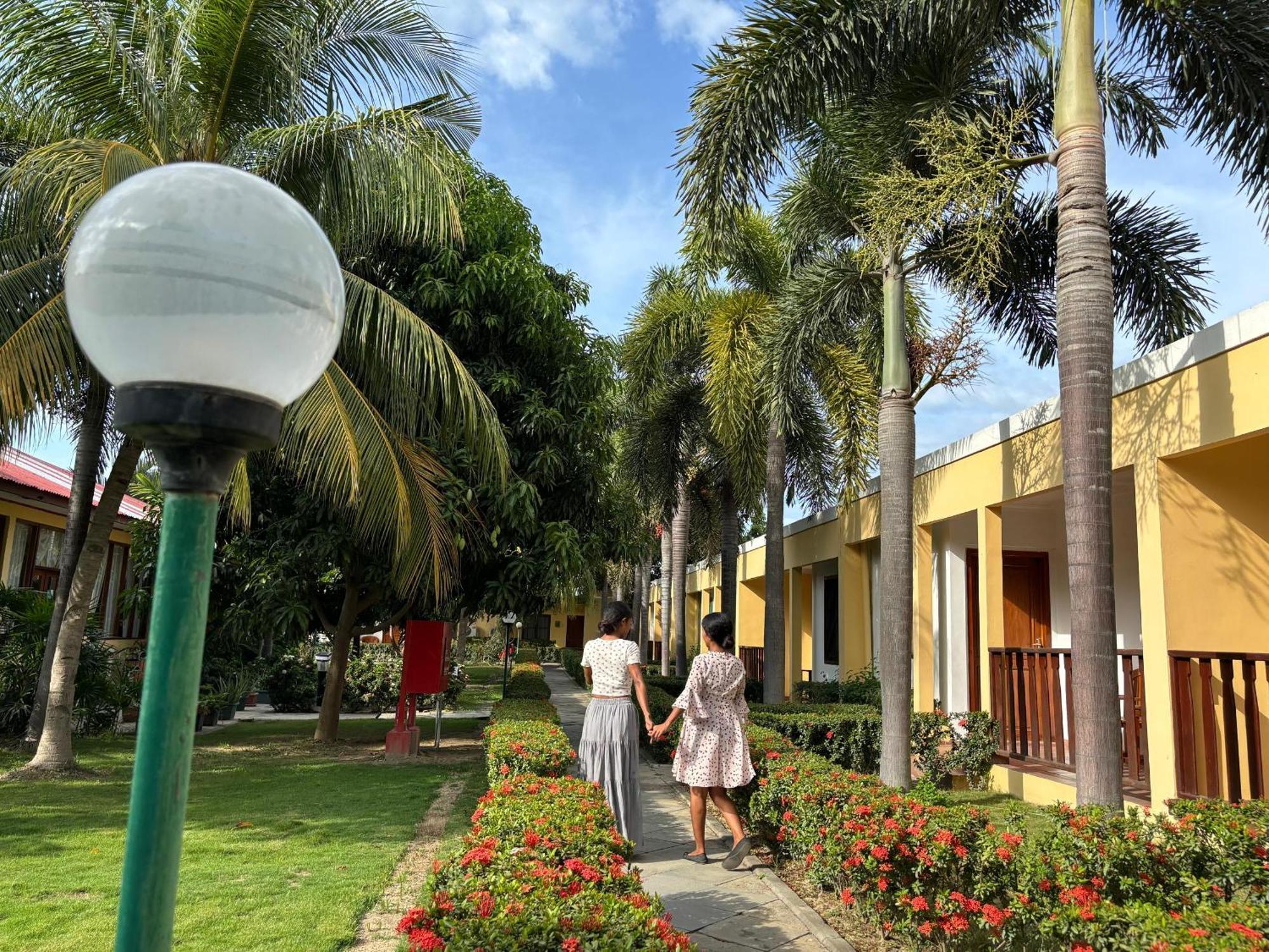 Palm Malinamoc Hotel Dili Buitenkant foto